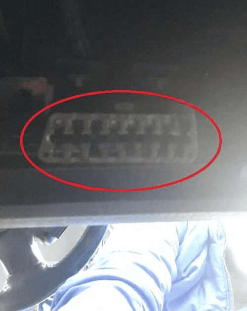 Emplacement du connecteur de diagnostic OBD entouré en rouge sous le volant d une Chevrolet Nubira