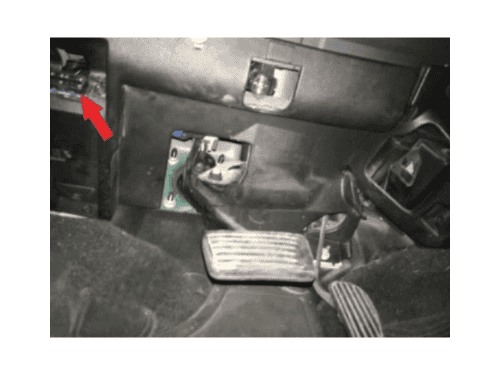 Localisation de la prise de diagnostic OBD sur une Chevrolet S10 au dessus des pedales