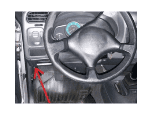 Fleche rouge indiquant l emplacement de la prise obd sur une Chevrolet S10