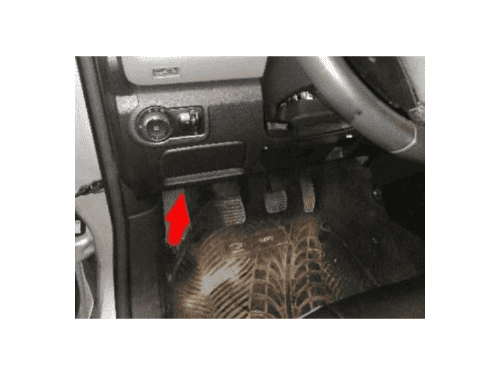 Emplacement de la prise de diagnostic OBD avec fleche rouge sur Chevrolet S10