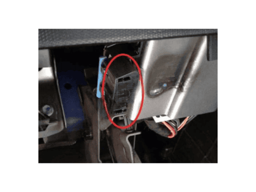 Prise de diagnostic OBD entourée en rouge sous le tableau de bord d une Chevrolet Sail 3