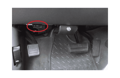 Localisation du connecteur de diagnostic OBD2 sous le tableau de bord d un Chevrolet Silverado