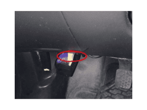 Localisation du connecteur OBD entouré de rouge sur une Chevrolet Sonic