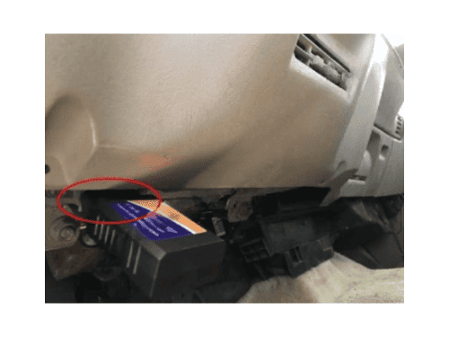 Localisation de la prise de diagnostic OBD sous le tableau de bord d une Chevrolet Suburban