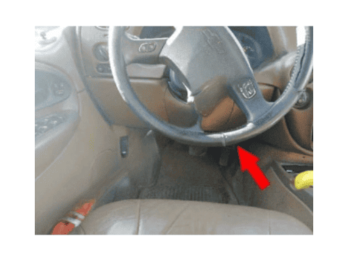 Flèche rouge montrant l emplacement de la prise OBD2 sous le volant d un Chevrolet Trailblazer