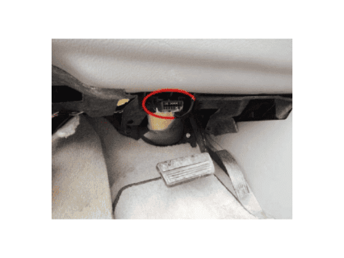 Photo montrant l emplacement de la prise de diagnostic OBD sous le volant d une Chevrolet Uplander