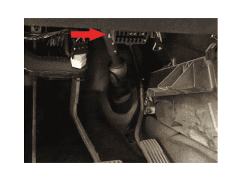 Localisation de la prise de diagnostic OBD sous le tableau de bord d une Chevy Sedan