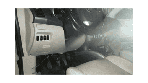 Vue sur le pedalier et la zone sous le volant d une Citroen C-Crosser