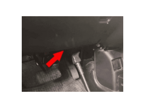 Flèche rouge indiquant l emplacement de la prise OBD2 sous le pédalier d une Citroën C-Zero