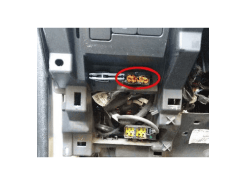 Localisation de la prise de diagnostic OBD sous le tableau de bord d une Citroen C3 Aircross