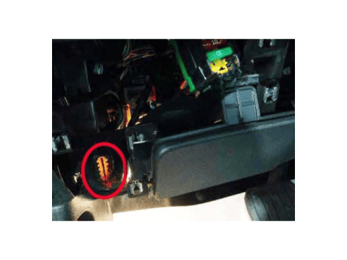 Une flèche rouge indique l emplacement de la prise OBD de diagnostic sur le tableau de bord d une Citroën C4