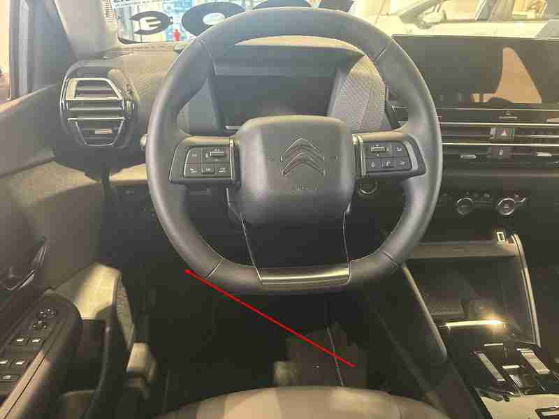 Emplacement de la prise de diagnostic OBD sous le volant d'une Citroën C4 III
