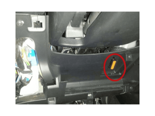 Emplacement de la prise de diagnostic OBD2 orange sous le volant d une Citroen C4 Picasso