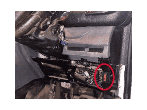 Emplacement de la prise OBD entouree en rouge sur un Citroen Dispatch 3 RHD