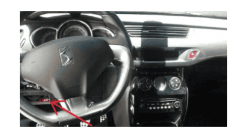 Photo montrant l emplacement de la prise OBD sur le tableau de bord d une Citroen DS3