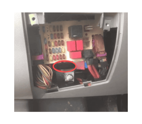 Localisation de la prise de diagnostic OBD2 sous la boite a fusibles d un Citroen Jumper 3