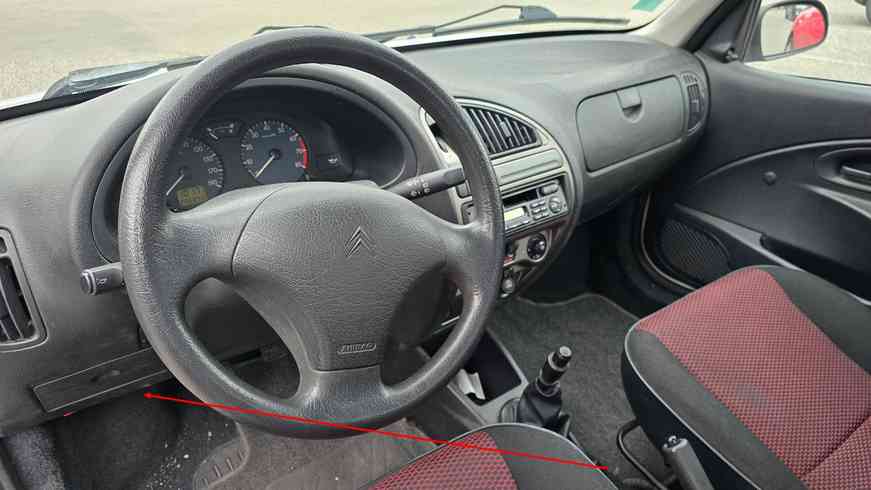 Emplacement de la prise de diagnostic OBD sur une Citroën Saxo