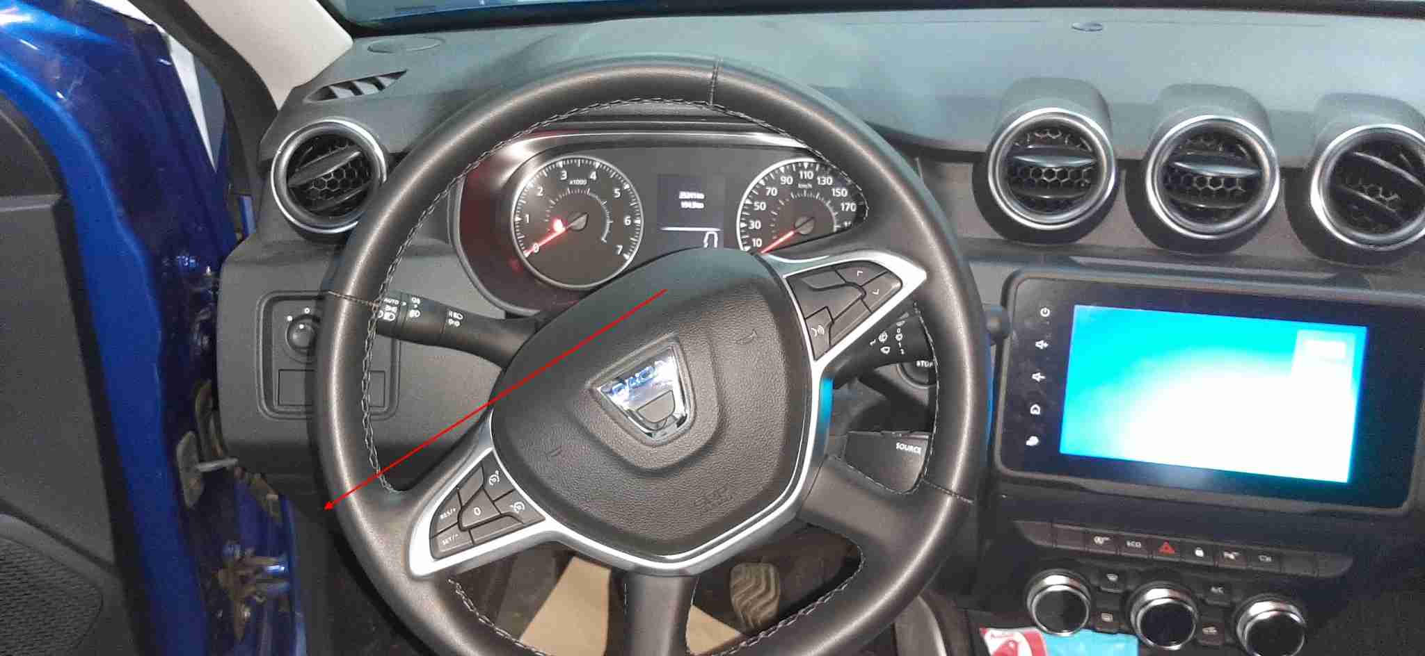 Localisation de la prise de diagnostic OBD dans l habitacle d un Dacia Duster