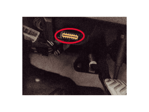 Emplacement de la prise de diagnostic OBD entourée en rouge sur un Dacia Jogger