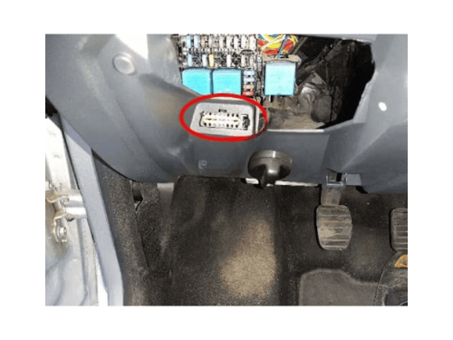 Localisation de la prise de diagnostic OBD entourée en rouge sur un Dacia Lodgy phase 2