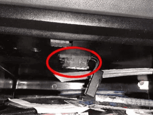 Photo montrant l emplacement de la prise OBD sous le tableau de bord d une Dacia Supernova