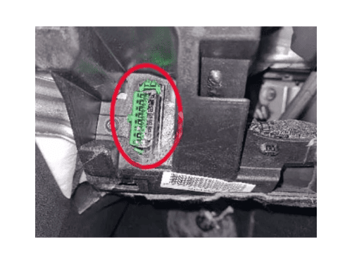 Prise de diagnostic OBD2 verte et noire entouree de rouge sur une DS7 RHD