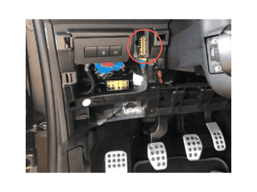 Localisation de la prise de diagnostic OBD jaune sous le volant d'une DS 3