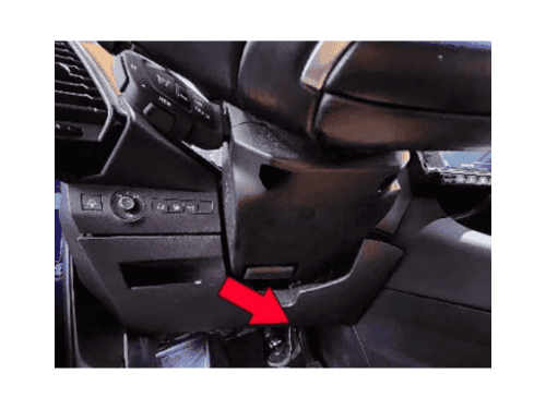 Une flèche rouge indique l emplacement de la prise OBD de diagnostic sur une DS7 Crossback