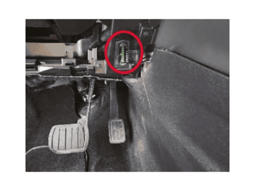 Localisation de la prise de diagnostic OBD entourée en rouge sur un véhicule DS 7