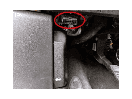 Localisation du connecteur de diagnostic OBD entouré en rouge sur une Fiat 500L