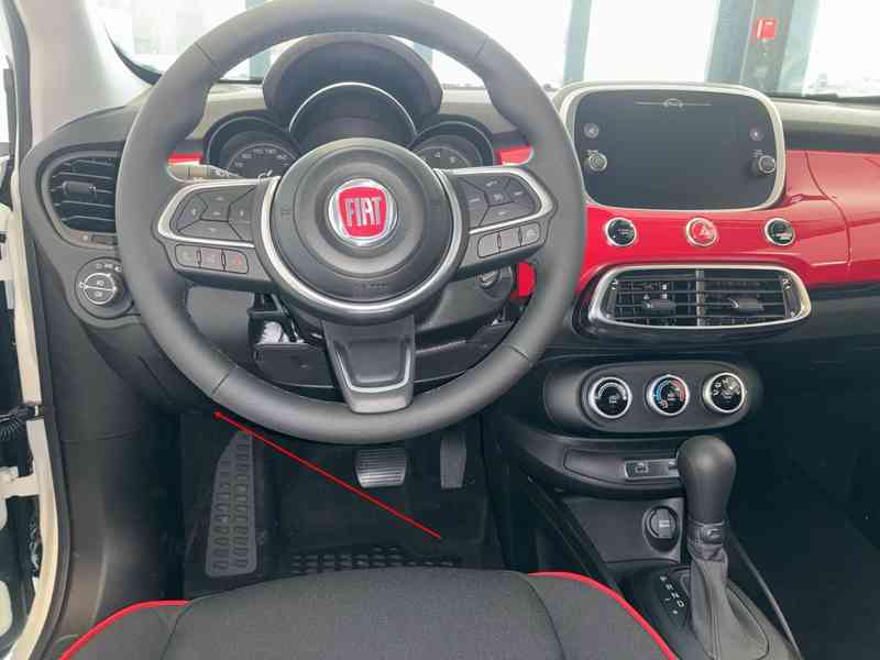 Localisation de la prise de diagnostic OBD sous le volant d une Fiat 500X Hybrid