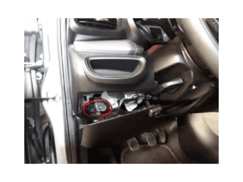 Localisation de la prise de diagnostic OBD entourée en rouge sur une Fiat Argo