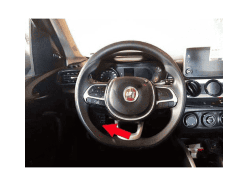 Photo du volant de Fiat Argo avec une fleche indiquant l emplacement de la prise OBD