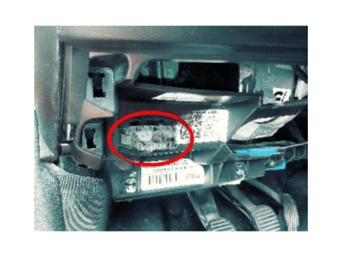 Localisation du connecteur de diagnostic OBD2 sous le tableau de bord d une Fiat Cronos
