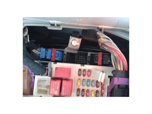 Localisation du connecteur de diagnostic OBD2 sur la boîte à fusibles d un Fiat Ducato