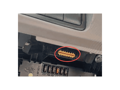 Localisation de la prise de diagnostic OBD jaune sur une Fiat Grand Siena