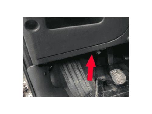 Une fleche rouge montre l emplacement de la prise OBD au niveau du pedalier de la Fiat Marea