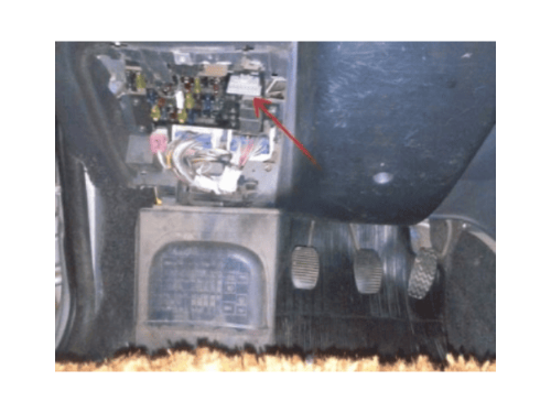 Localisation de la prise de diagnostic OBD sur la boite a fusibles de la Fiat Palio 1