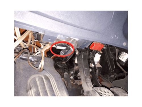 Emplacement de la prise OBD rouge encerclée sous le tableau de bord d une Fiat Punto 2