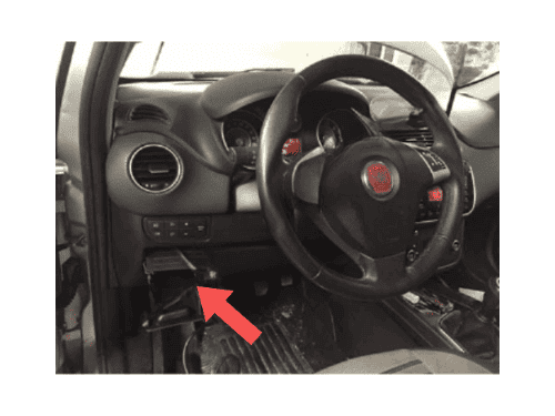 Fleche rouge pointant vers la prise OBD2 de diagnostic sur une Fiat Punto Evo
