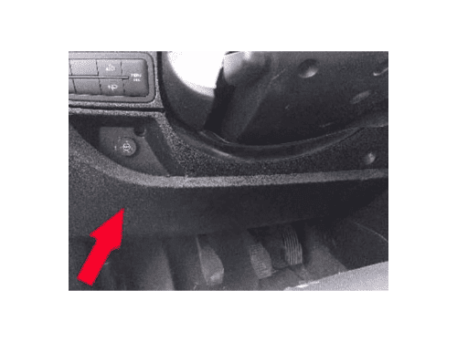 Fleche rouge indiquant l emplacement de la prise de diagnostic OBD2 sous le volant d une Fiat Qubo