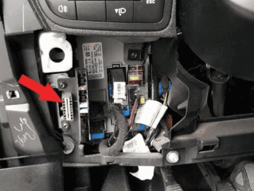 Accès à la prise de diagnostic OBD d un Fiat Qubo sous le vide poche conducteur
