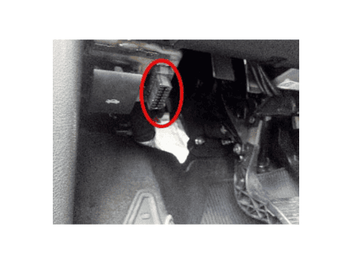 Localisation de la prise de diagnostic OBD2 sous le volant d une Fiat Toro