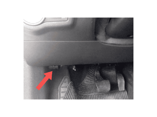 Localisation de la prise de diagnostic OBD sous le tableau de bord d une Fiat Toro