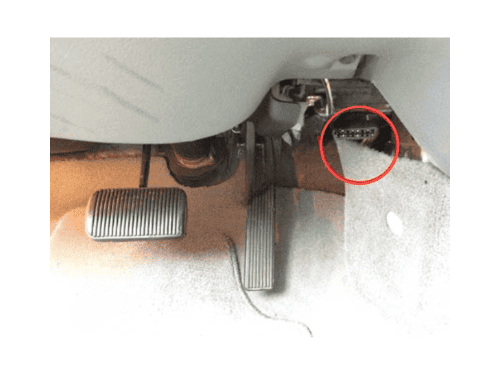 Emplacement de la prise de diagnostic OBD entourée en rouge sur Ford Crown Victoria