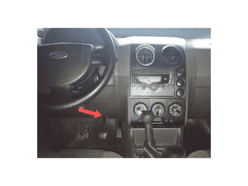 Une flèche rouge indique l'emplacement de la prise de diagnostic OBD sous le volant d'une Ford Ecosport 1