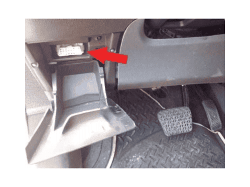 Emplacement de la prise de diagnostic OBD sous le cache plastique d une Ford Ecosport 2