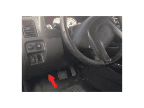 Fleche rouge indiquant l emplacement de la prise de diagnostic OBD2 sur Ford Escape 1