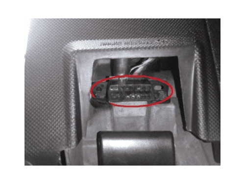 Prise de diagnostic OBD entourée en rouge sous le tableau de bord d une Ford Explorer Sport Trac