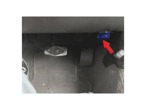 Prise de diagnostic OBD2 sous le tableau de bord au niveau des pédales d'un Ford F150